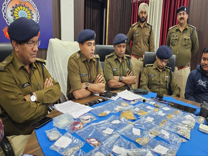 चोरी के मामले की जानकारी देते दुर्ग एसपी जितेंद्र शुक्ला