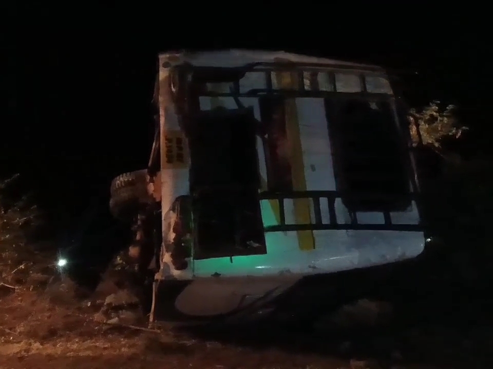 A speeding bus lost control and overturned in Silwani