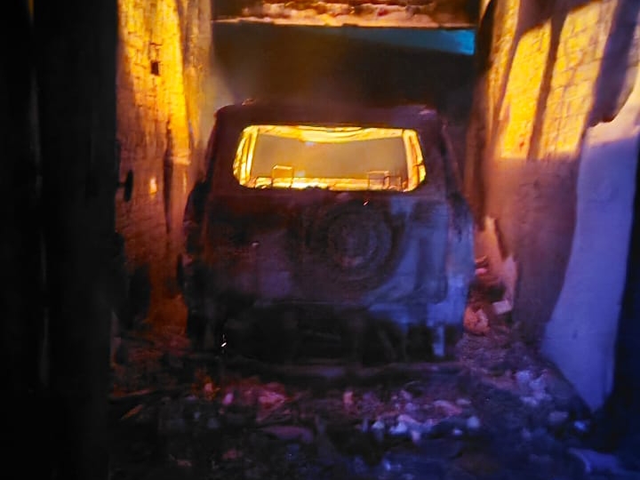 आग से बोलेरो कार जलकर राख हो गई।