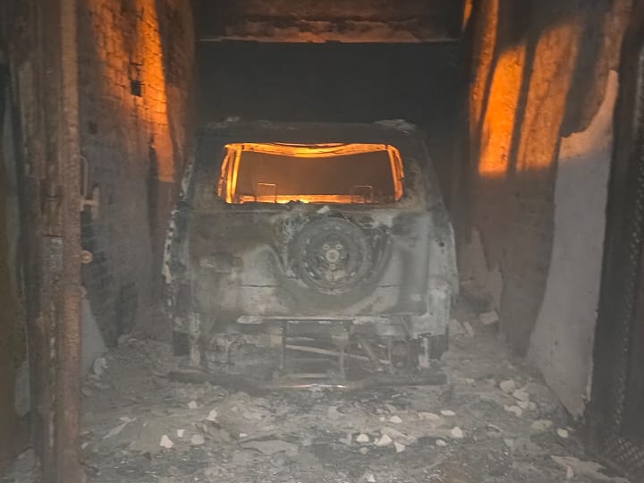 आग से बोलेरो कार जलकर राख हो गई।