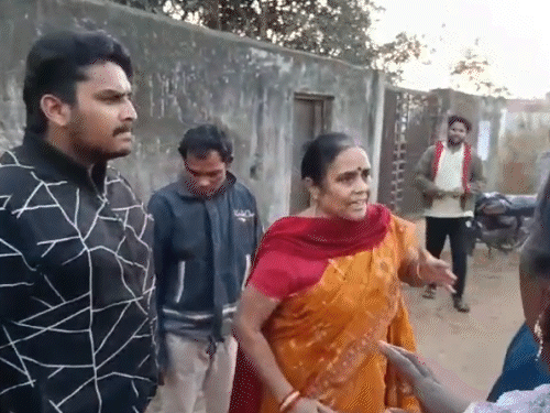 प्रोफेसर की पत्नी भी डंडे से पिटाई करते दिखी, हालांकि दूसरे पक्ष का ये आरोप है कि मंत्री के प्रतिनिधि ने पहले बदसलूकी की है।