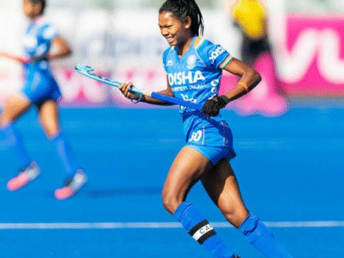 इयासा टेटे ने बांस से बनी छड़ी से हॉकी की शुरुआत की।