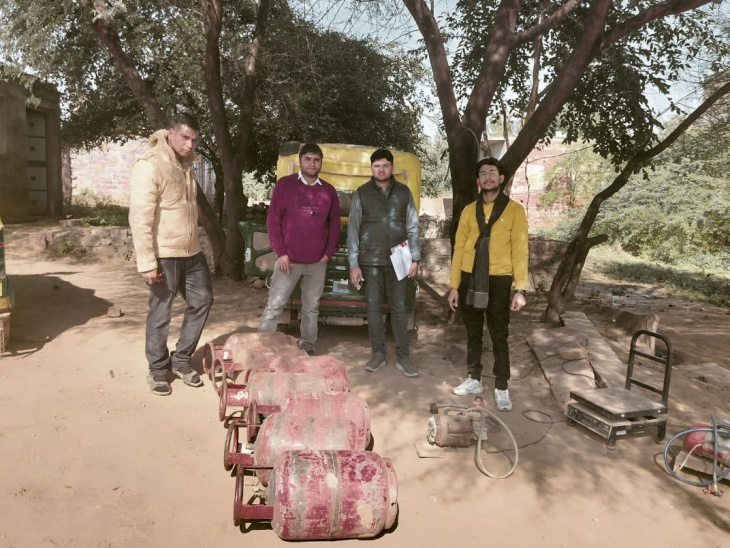 अवैध रिफिलिंग पर जिला रसद विभाग ने कार्रवाई करते हुए 9 सिलेंडरों को जब्त किया। - Dainik Bhaskar