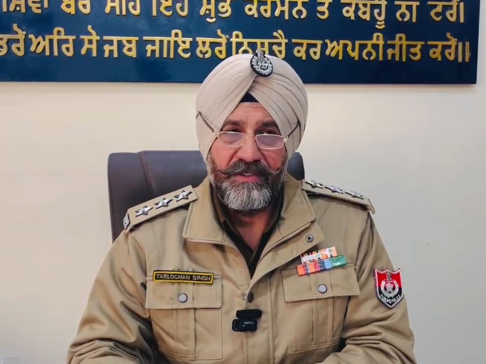 जानकारी देते डीएसपी त्रिलोचन सिंह