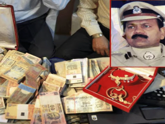 भोपाल जेल के तत्कालीन डीआईजी उमेश कुमार गांधी के घर 12 साल पहले लोकायुक्त पुलिस ने छापा मारा था। - Dainik Bhaskar
