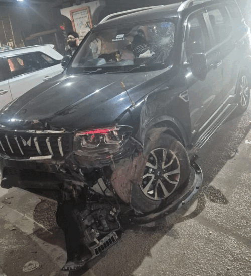 दो गाड़ियों की टक्कर होने के बाद पीड़ित की गाड़ी का बंपर टूट गया था और शीशा चटक गया था। साथ ही गाड़ी के एयर बैग भी खुल गए थे, जिससे परिवार की जान बची।