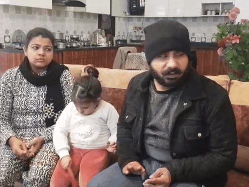 न्यू ईयर की रात हुए मामले की जानकारी देता पीड़ित परिवार।