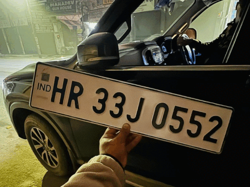 जांच के दौरान पुलिस को आरोपी महिला की गाड़ी एक खाली प्लाट में खड़ी मिली। इसमें एक नंबर प्लेट मिली, जबकि लाल वाली नंबर प्लेट गाड़ी पर लगी हुई थी।