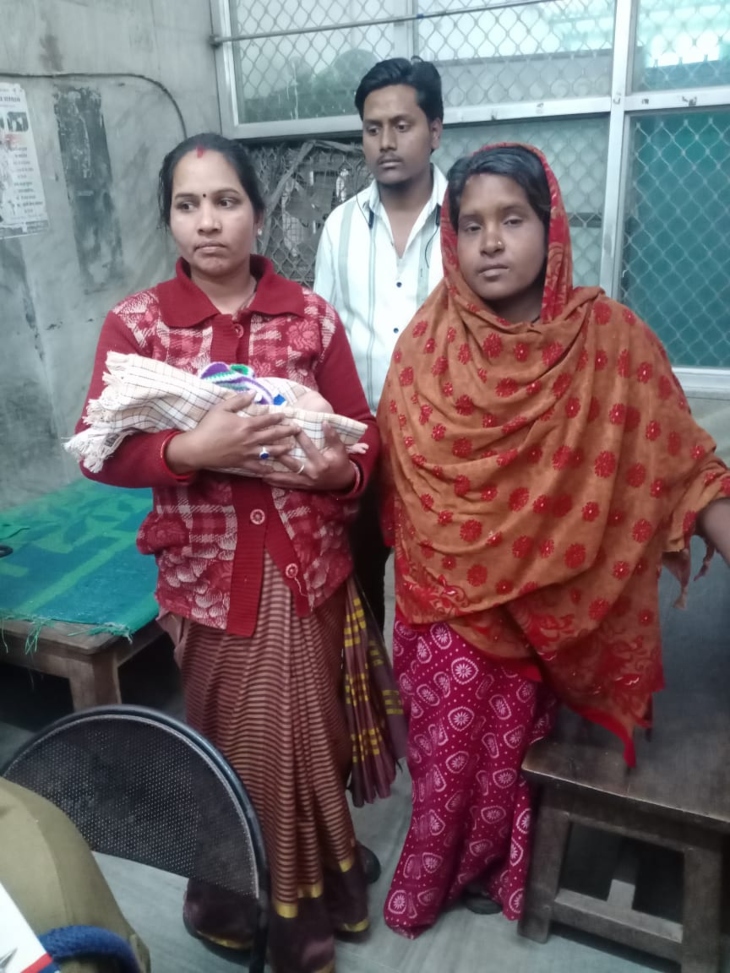 एक दिन का गुम हुआ बच्चा, अपनी मां के साथ गोद में।