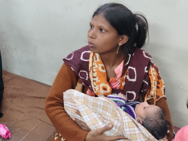 आरोपी महिला रानी साहू (45) की है। ट्रेन प्लेटफॉर्म पर लगने वाली थी इसके पहले ही पुलिस ने उसे पकड़ लिया।