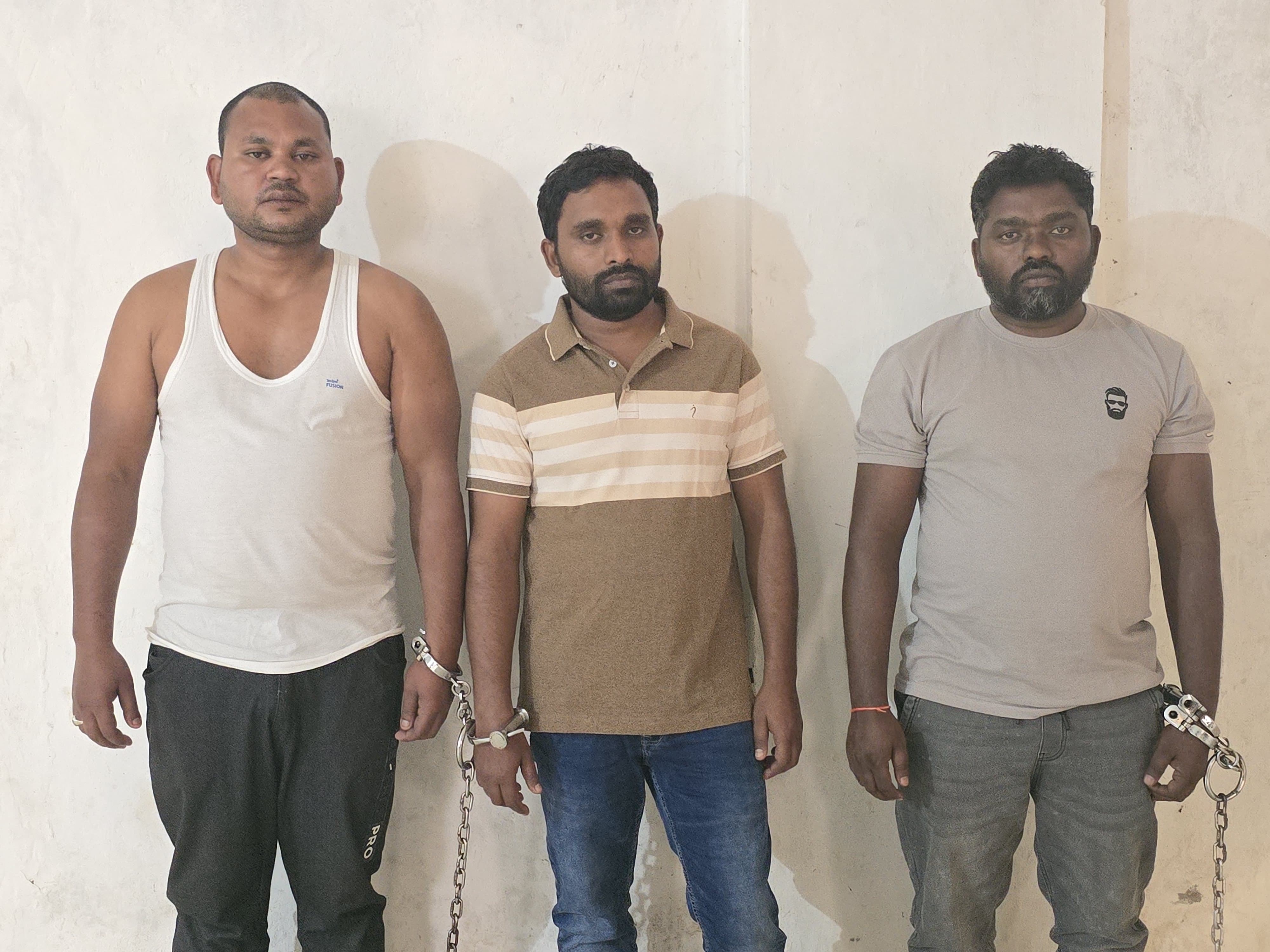 आरोपी दिनेश चंद्राकर, रितेश चंद्राकर और महेंद्र रामटेके को पुलिस ने गिरफ्तार कर लिया है। सुरेश चंद्रवंशी फरार है।