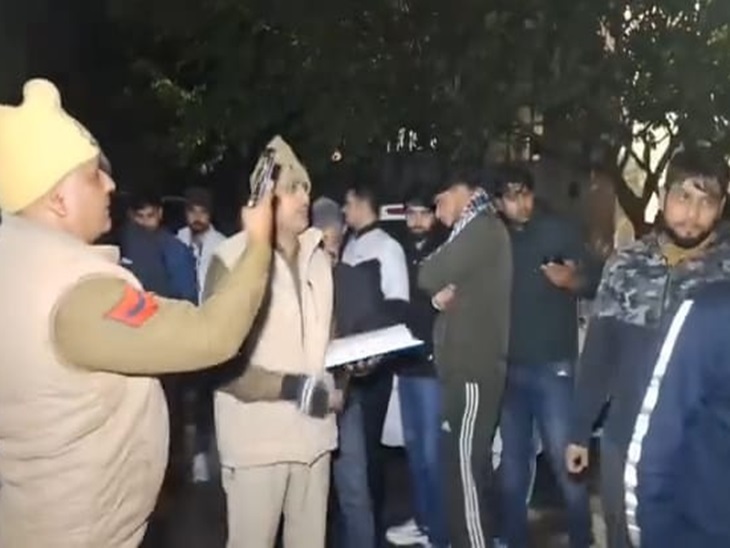 30 दिसंबर को फायरिंग के बाद घटनास्थल पर पहुंची पुलिस जांच करते हुए