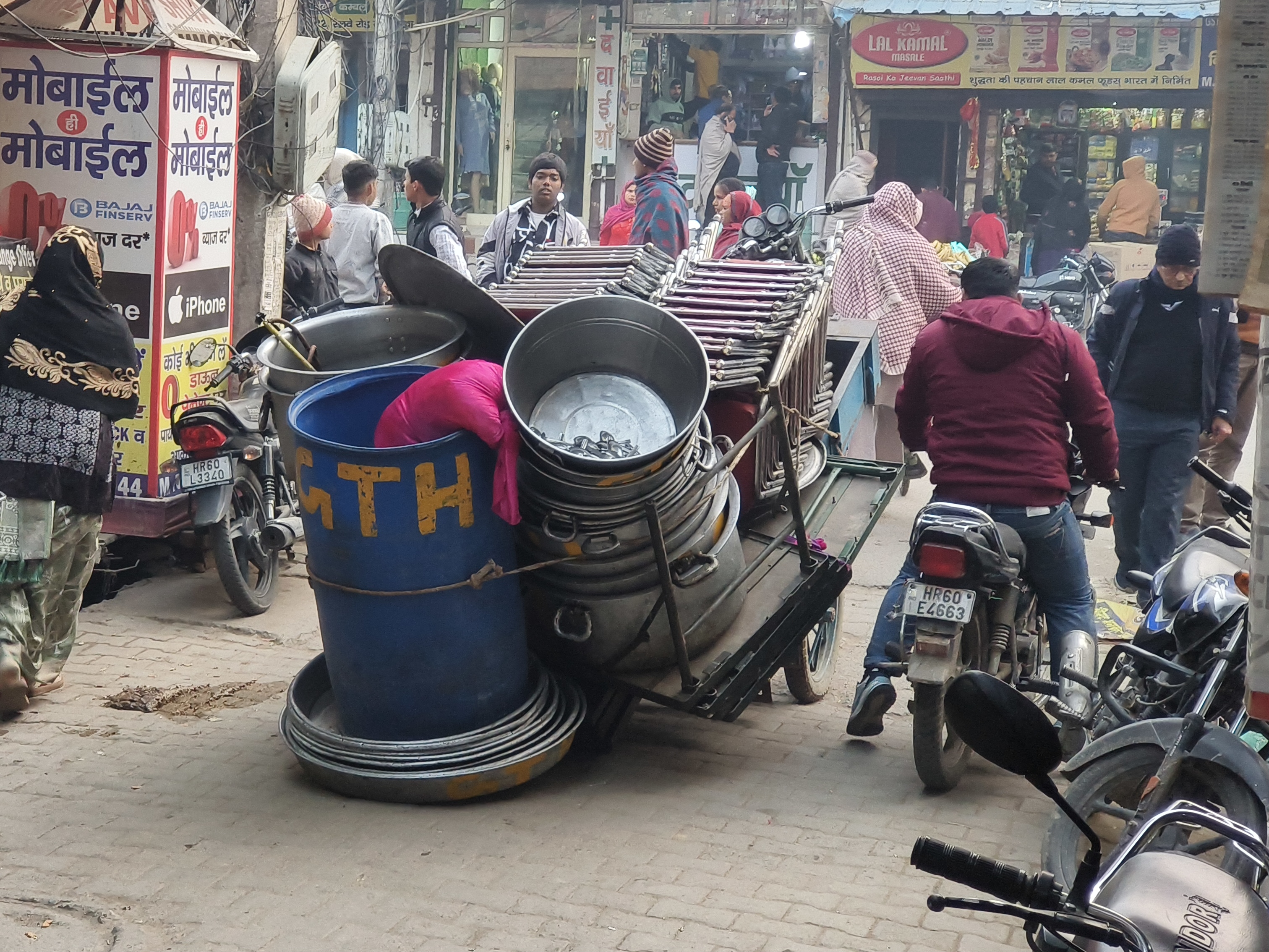 बीच बाजार में पलटा बाइक से बनाया गया जुगाड़ वाहन।