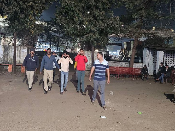 शराबियों का जुलूस निकालकर ले जाया गया थाने तक - Dainik Bhaskar