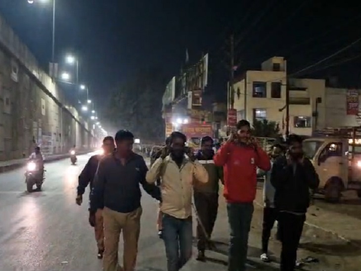 फल मंडी से छावनी थाने तक निकाला गया जुलूस।