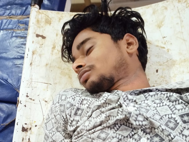 मृतक लुकेश पाण्डेय का शव - Dainik Bhaskar