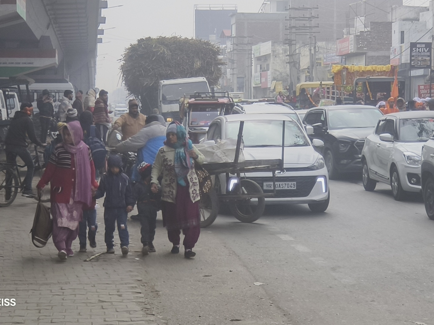 बाइक रेहड़ी के कारण लगा जाम।