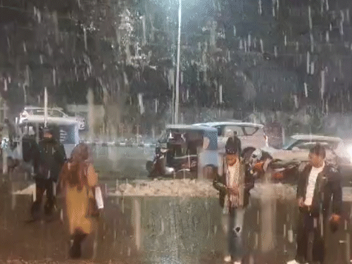 Jammu and Kashmir: There was snowfall in Srinagar on Sunday night also.