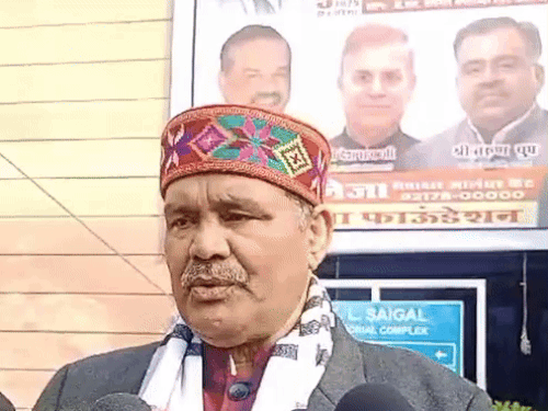 कार्यक्रम के बारे में जानकारी देते हुए विजय सांपला।