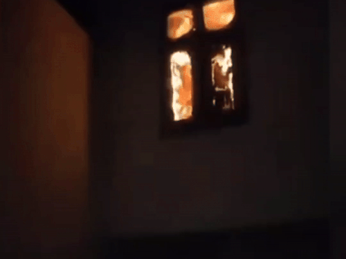 आग बुझाते दमकल विभाग के कर्मचारी - Dainik Bhaskar