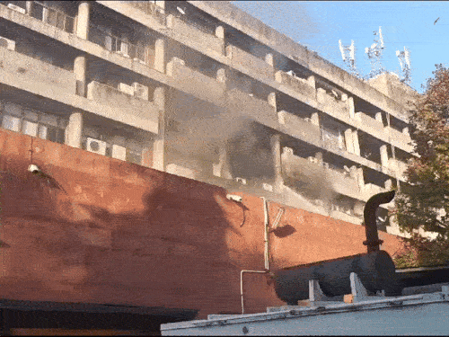 दमकलकर्मियों ने बाहर से पानी की बौछारें मारकर आग पर काबू पाने की कोशिश की।