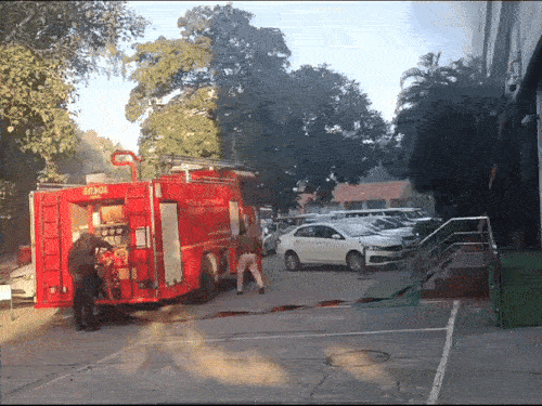 बिल्डिंग की तीसरी मंजिल पर आग बुझाने में दमकलकर्मियों को काफी मशक्कत करनी पड़ी।