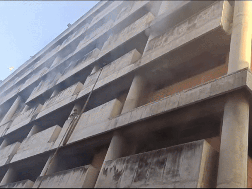 आग सचिवालय की बिल्डिंग की तीसरी मंजिल पर लगी थी।