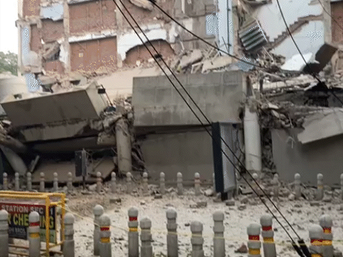 बिल्डिंग की तरफ जाने वाले रास्ते को पुलिस ने पहले ही बंद कर दिया था।