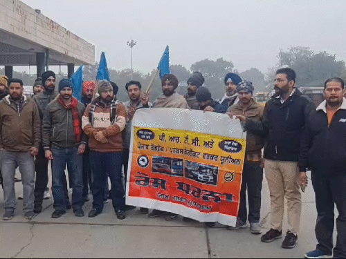 फरीदकोट डिपो में प्रदर्शन करते पीआरटीसी, पंजाब रोडवेज और पनबस के कॉन्ट्रैक्ट वर्कर।