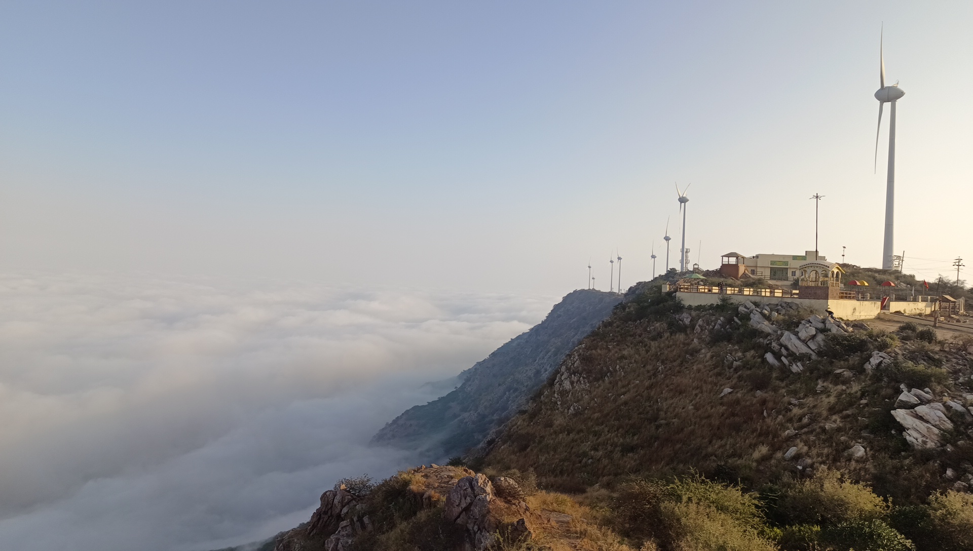 सोमवार सुबह हर्ष पर्वत से सीकर की धुंध कुछ ऐसी नजर आई।