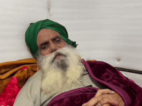 खनौरी बॉर्डर पर 42 दिन से आमरण अनशन पर बैठे किसान नेता जगजीत डल्लेवाल। - Dainik Bhaskar