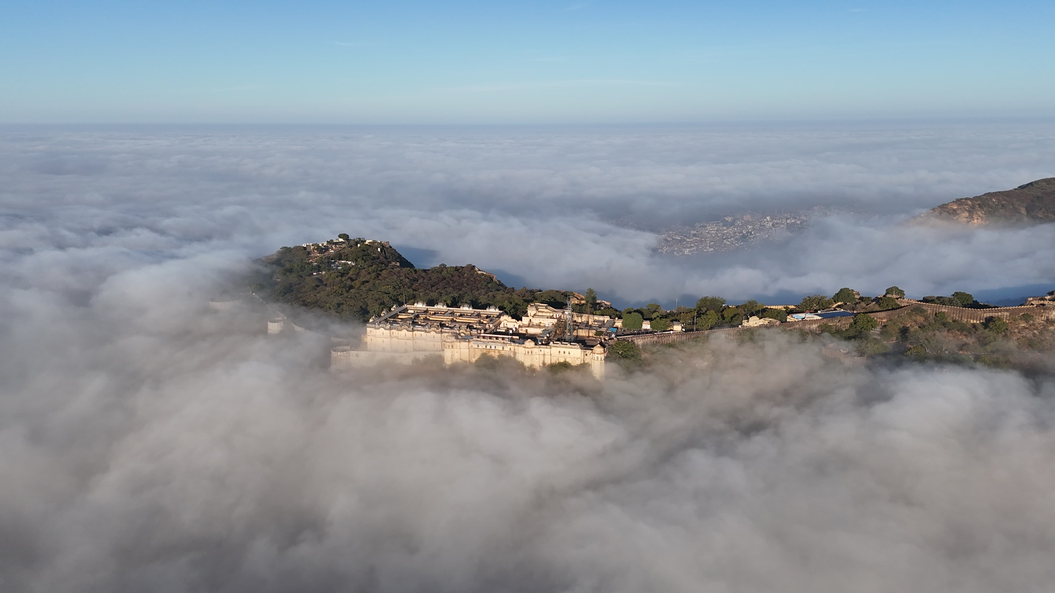 सोमवार सुबह नाहरगढ़ की पहाड़ियां कोहरे की चादर में लिपटी रहीं। घना कोहरे के कारण जयपुर में भी विजिबिलिटी बहुत कम रही।