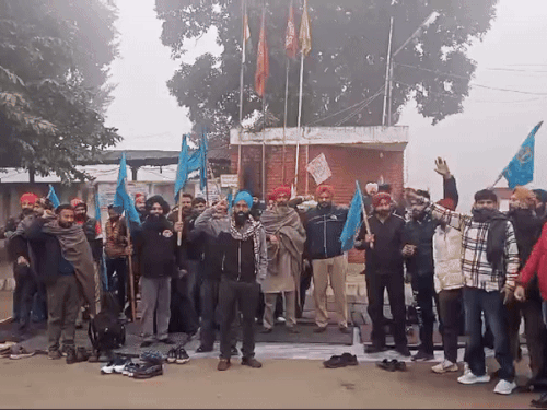 कपूरथला में प्रदर्शन करते पीआरटीसी, पंजाब रोडवेज और पनबस के कॉन्ट्रैक्ट कर्मचारी।