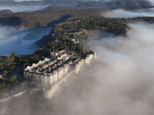 सोमवार सुबह नाहरगढ़ का किला धुंध की आगोश में रहा।