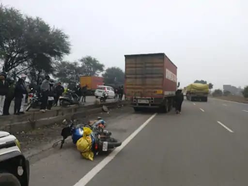 दिल्ली-जयपुर हाईवे पर सरकारी टीचर की बाइक को तेज रफ्तार ट्रक ने टक्कर मार दी। हादसे के बाद सड़क पर पड़ी बाइक।