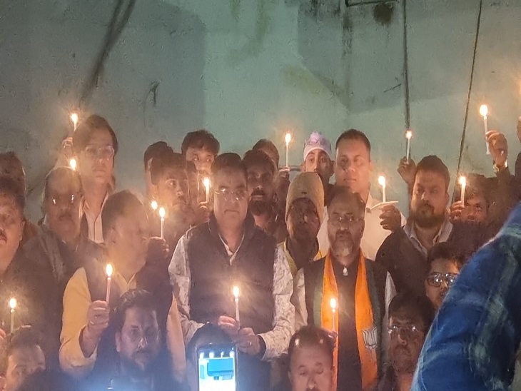 शहीदों को श्रद्धांजलि देते विधायक जिलाध्यक्ष और कार्यकर्ता।