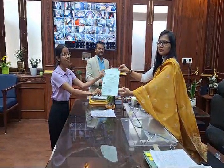 कलेक्टर ऋचा प्रकाश चौधरी ने भारत की नागरिकता का प्रमाण पत्र दिया।