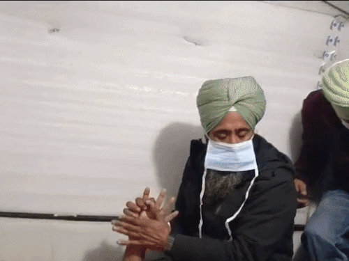 डल्लेवाल के हाथ और पैर मसलती डॉक्टरों की टीम। वे लगातार उनके ब्लड प्रेशर पर नजर बनाए हुए थे।