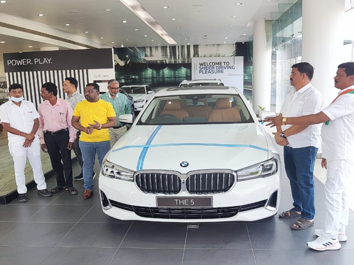 रायपुर में BMW शो रूम से खरीदी थी कार, कांग्रेस नेता विक्रम मंडावी भी साथ थे।