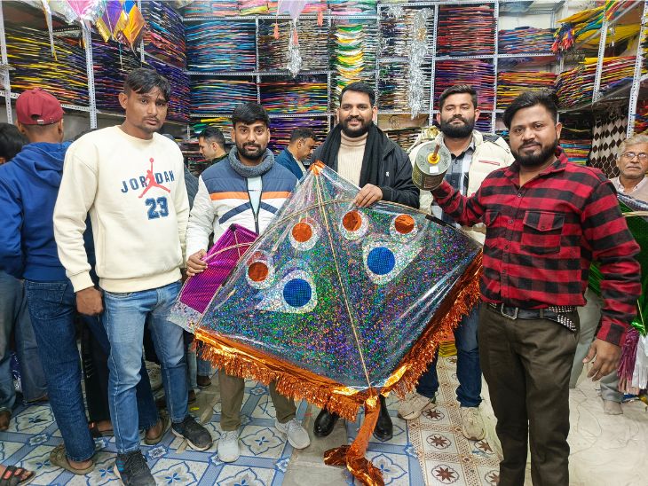 मकर संक्रांति पर युवाओं ने जमकर पतंगों की खरीदारी की।
