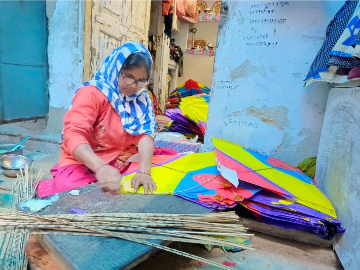 पतंग बनाते हुए मुस्लिम समाज की महिला।