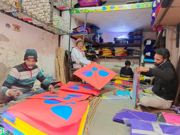 कुछ इस तरीके से तैयार होती है रंग बिरंगी पतंगे।