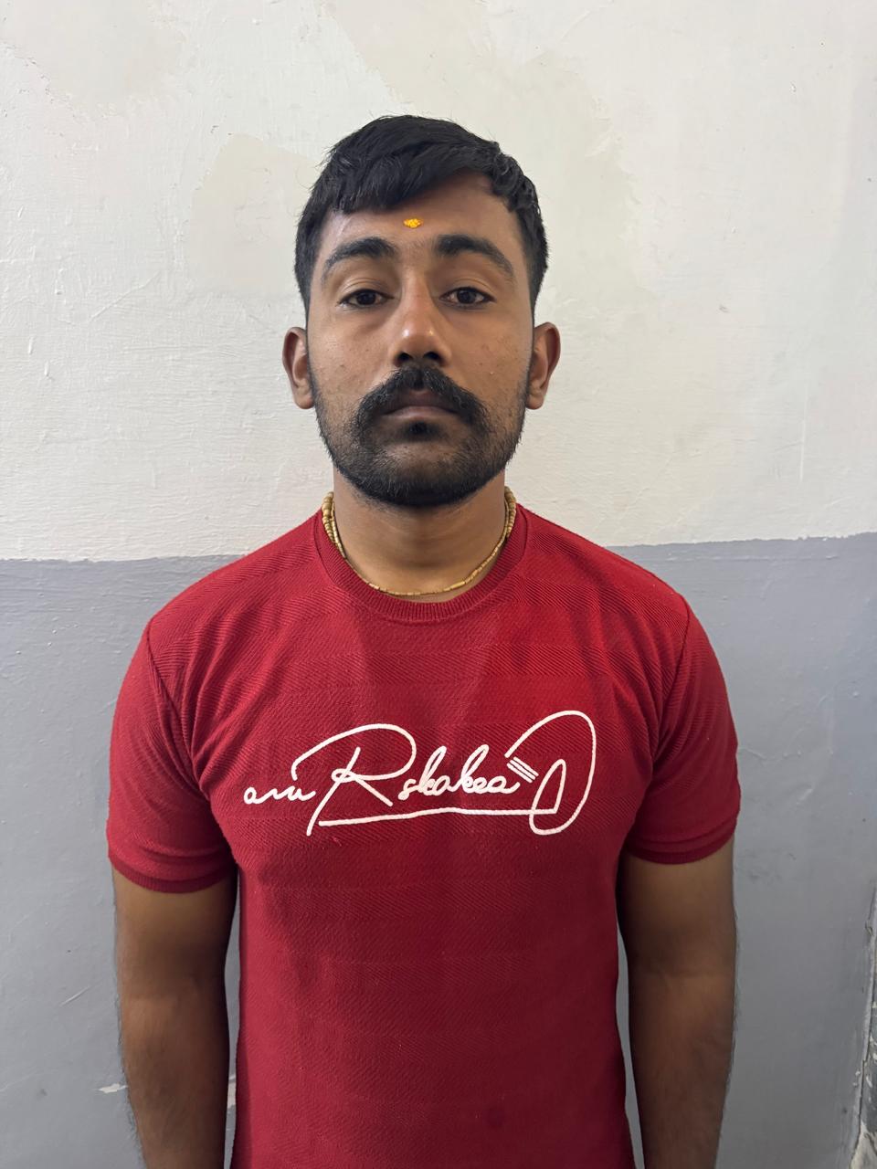 অভিযুক্ত ঋষিকেশ তানাজি পুলিশের হেফাজতে রয়েছে।