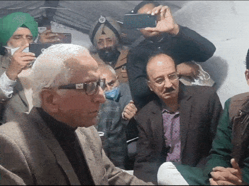 खनौरी बॉर्डर जगजीत सिंह डल्लेवाल से बात करते हाईपावर कमेटी के चेयरमैन पूर्व जस्टिस नवाब सिंह।