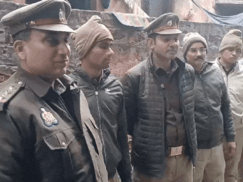 इंस्पेक्टर भेलूपुर के साथ पुलिस टीम ने सीजेएम वाराणसी कोर्ट का नोटिस चस्पा किया।