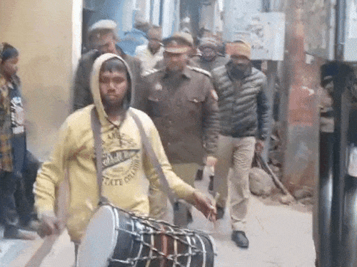 वाराणसी के भदैनी में पुलिस टीम ढोल लेकर पहुंची।