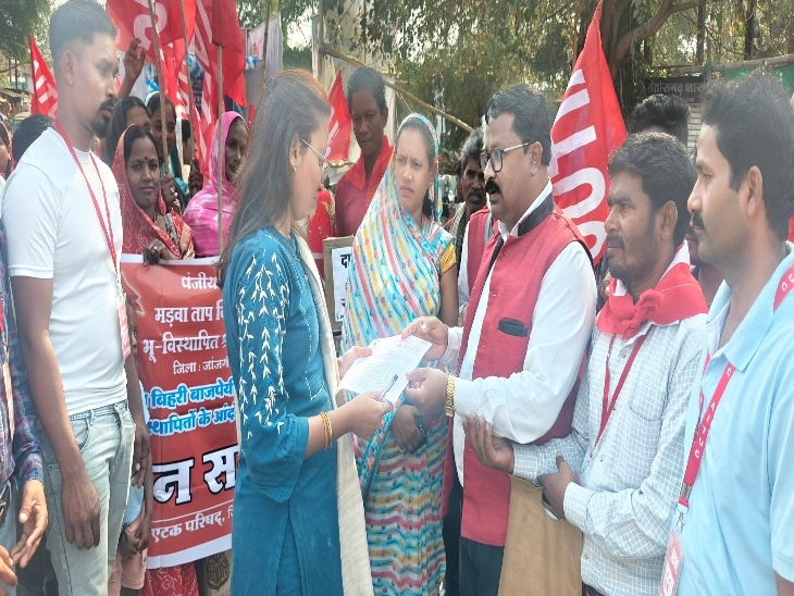 जांजगीर चांपा में भू विस्थापितों ने नायब तहसीलदार को सौंपा ज्ञापन