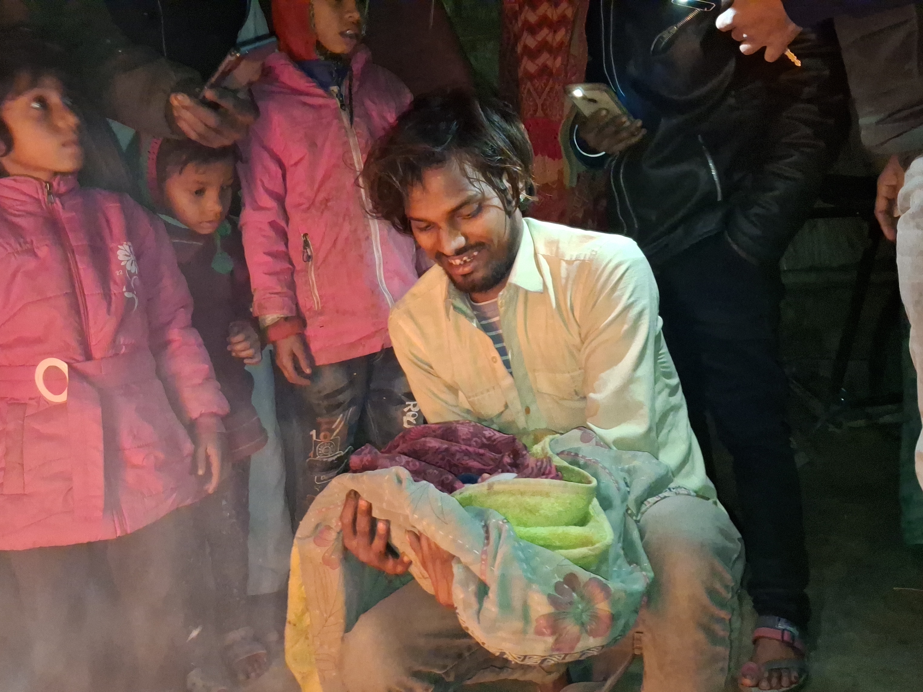 Newborn baby found in garbage heap in Barabanki | बाराबंकी में कूड़े के ...