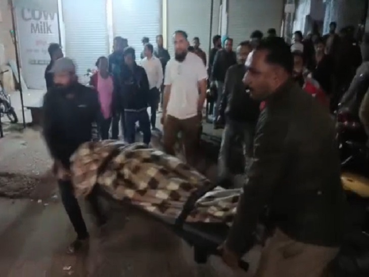 लड़की के शव को एंबुलेंस में रखते पुलिस कर्मी - Dainik Bhaskar