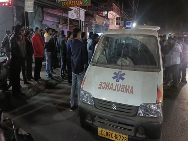 शव को मरचुरी भेजते हुए